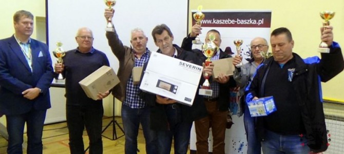 Jastarnia. Hubert Poerling i Białogóra II z Super Pucharem Bałtyku.